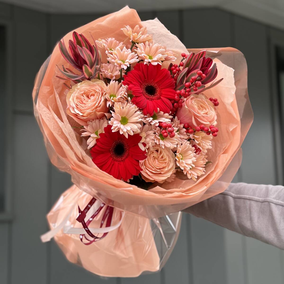 Букет Пряный Аромат из гербер, роз, хризантемы, илекса и др.