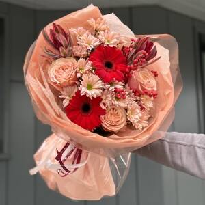 Букет Пряный Аромат из гербер, роз, хризантемы, илекса и др.