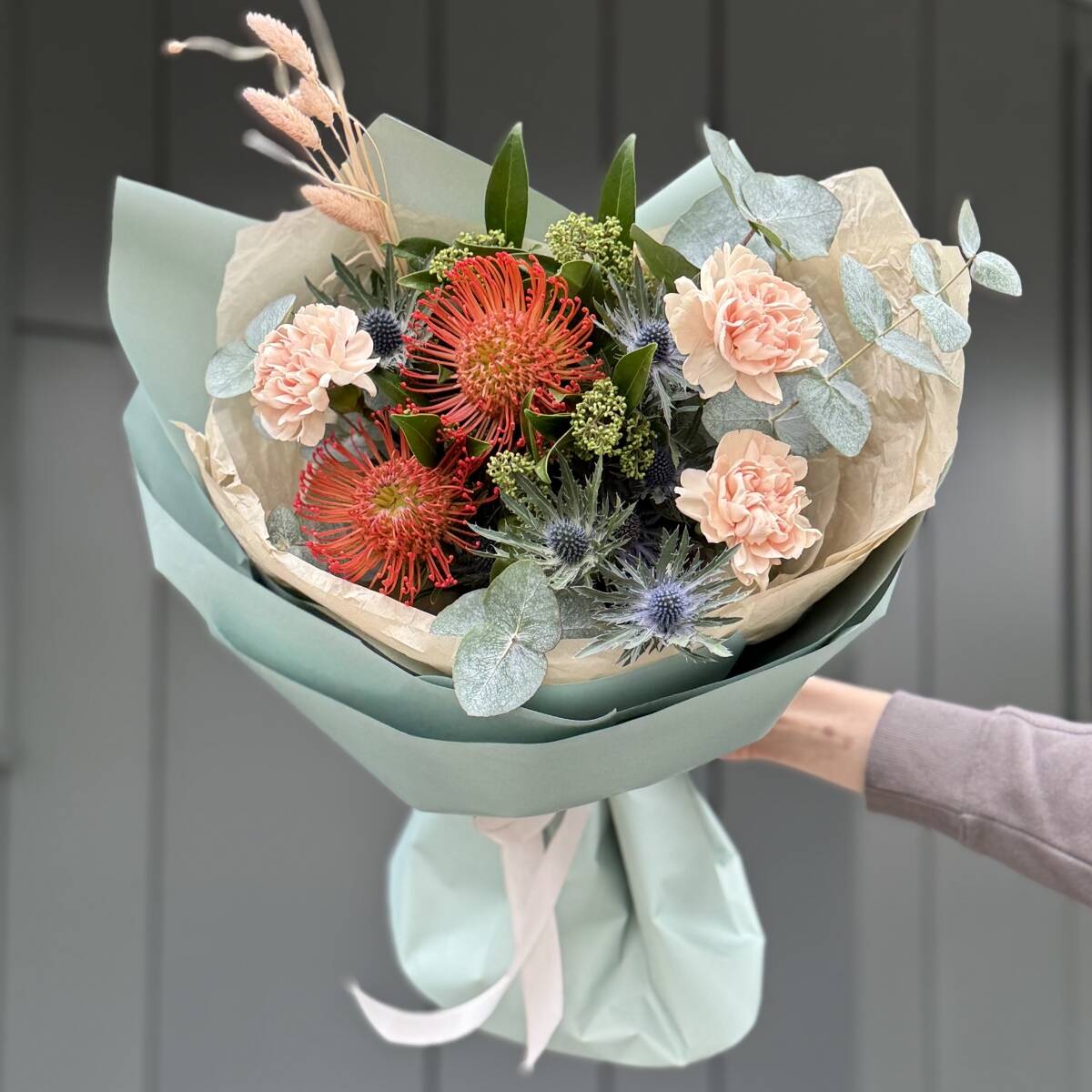 Букет Туманный рассвет из нутана, диантусов, эрингиума, скиммии, фалариса