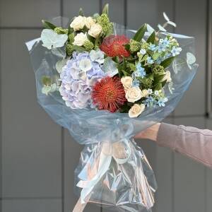 Букет Магия волны из нутана, гортензии, кустовой розы, оксипеталума, скиммии