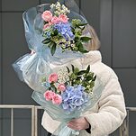 Букет Весенняя Капель из гортензии, скиммии, роз, танацетума и оксипеталума