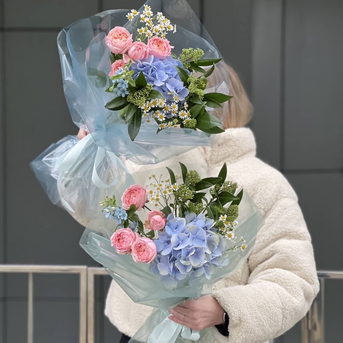 Букет Весенняя Капель из гортензии, скиммии, роз, танацетума и оксипеталума