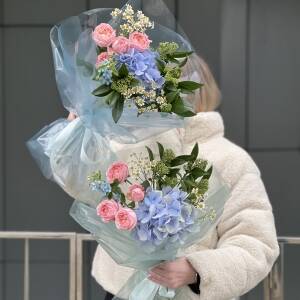 Букет Весенняя Капель из гортензии, скиммии, роз, танацетума и оксипеталума