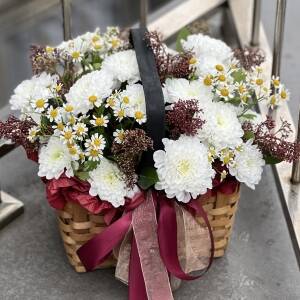 Композиция Витамин счастья из хризантем, танацетума и скиммии