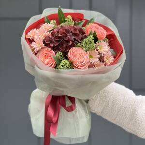 Букет Карамельный рассвет из гортензии, роз, хризантем и скиммии