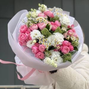 Букет Весенний Поцелуй из кустовых пионовидных роз, эустомы, танацетума и скиммии