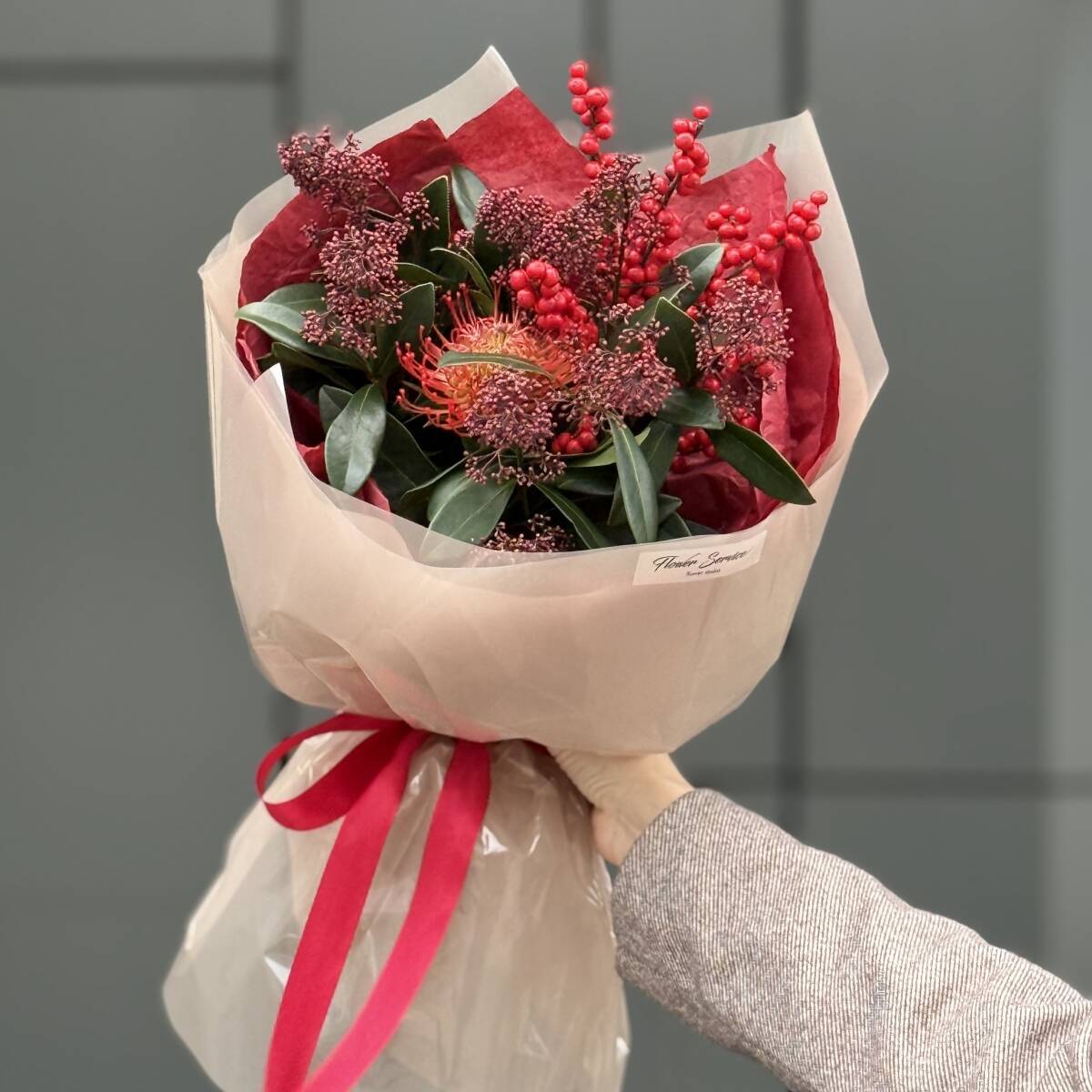 Букет Дары осени из леукоспермума, скиммии и илекса