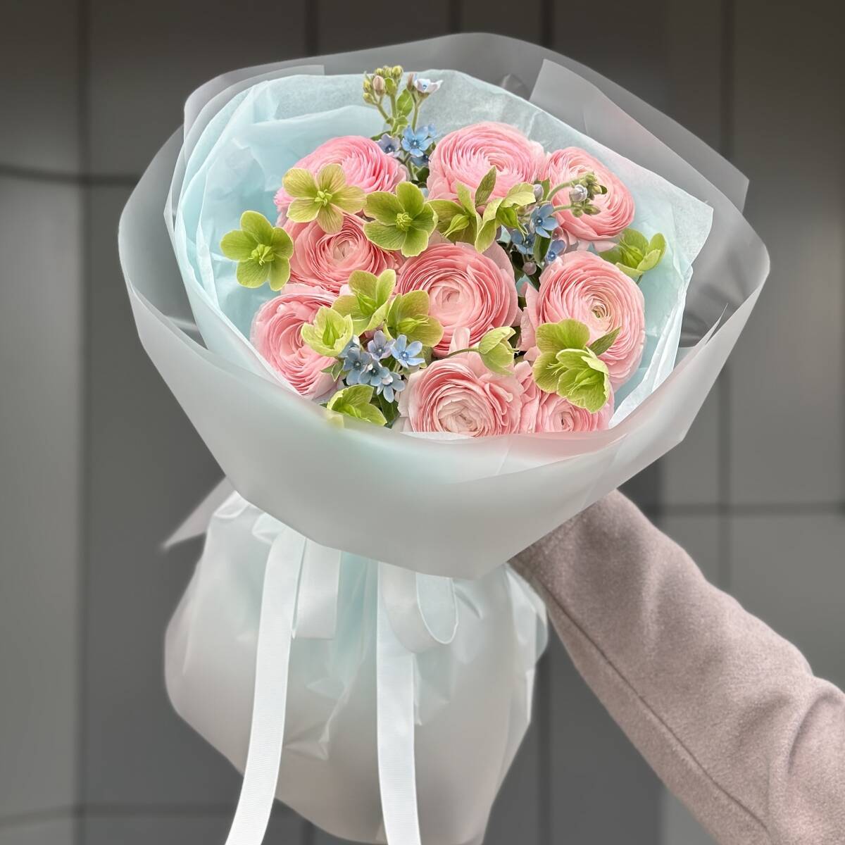 Букет Вкус Любви из ранункулюсов, хелеборуса и оксипеталума