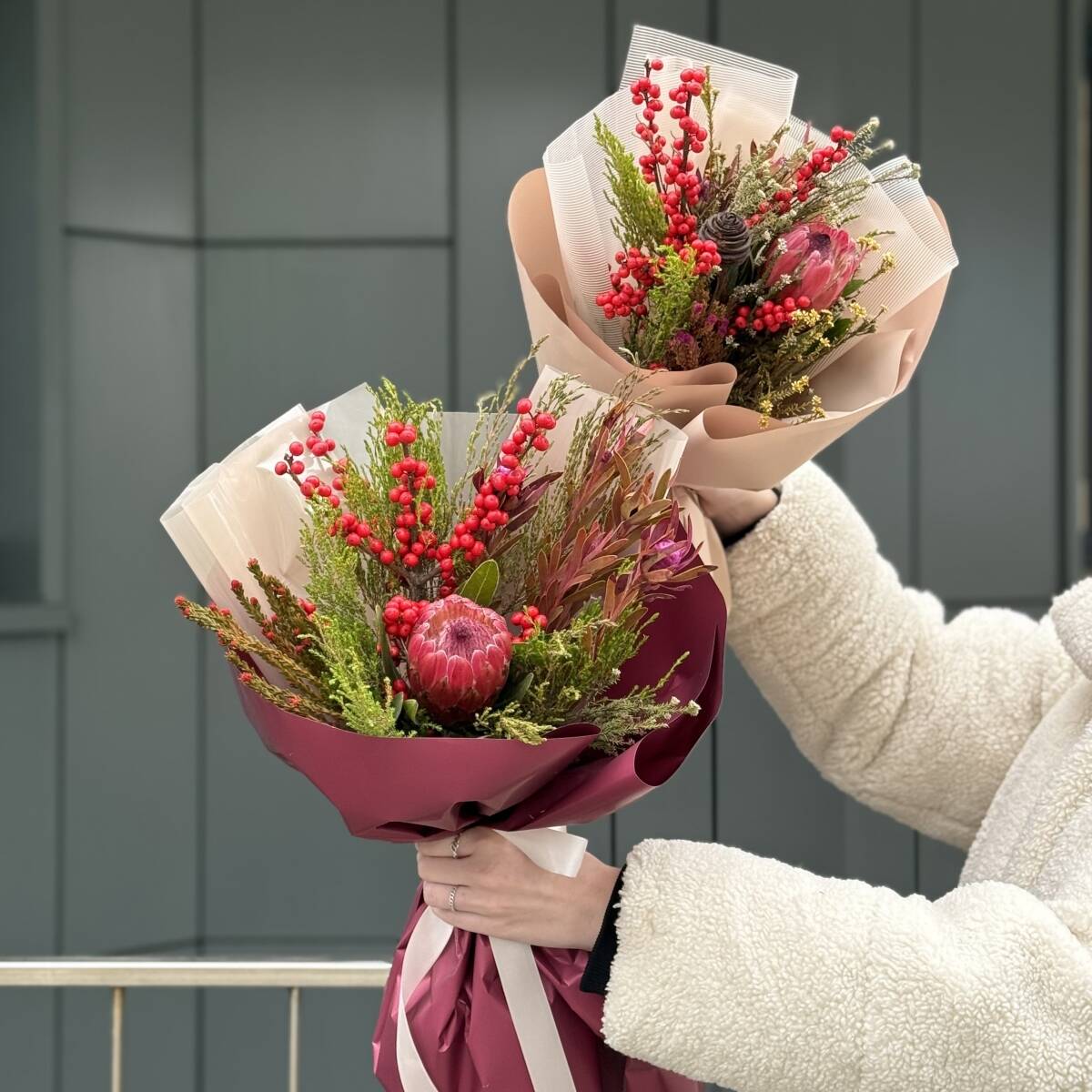 Букет Сафари из протеи, илекса и зелени микс