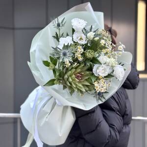Букет Легкий Бриз из артишоков, эрингиума, эустомы и др.
