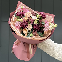 Букет Вечерние огни из хризантем сорта Бигуди, эустомы, роз и др.