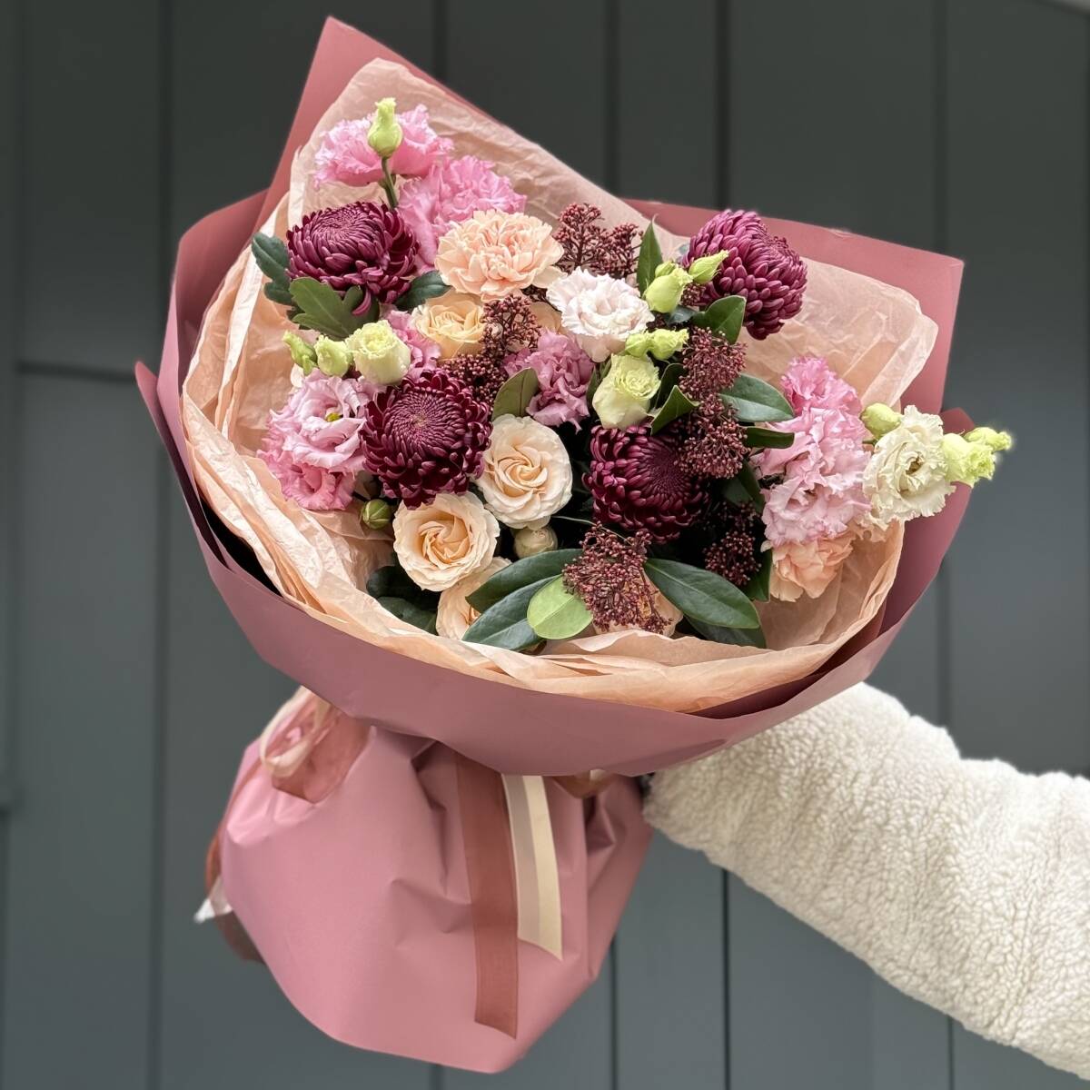 Букет Вечерние огни из хризантем сорта Бигуди, эустомы, роз и др.