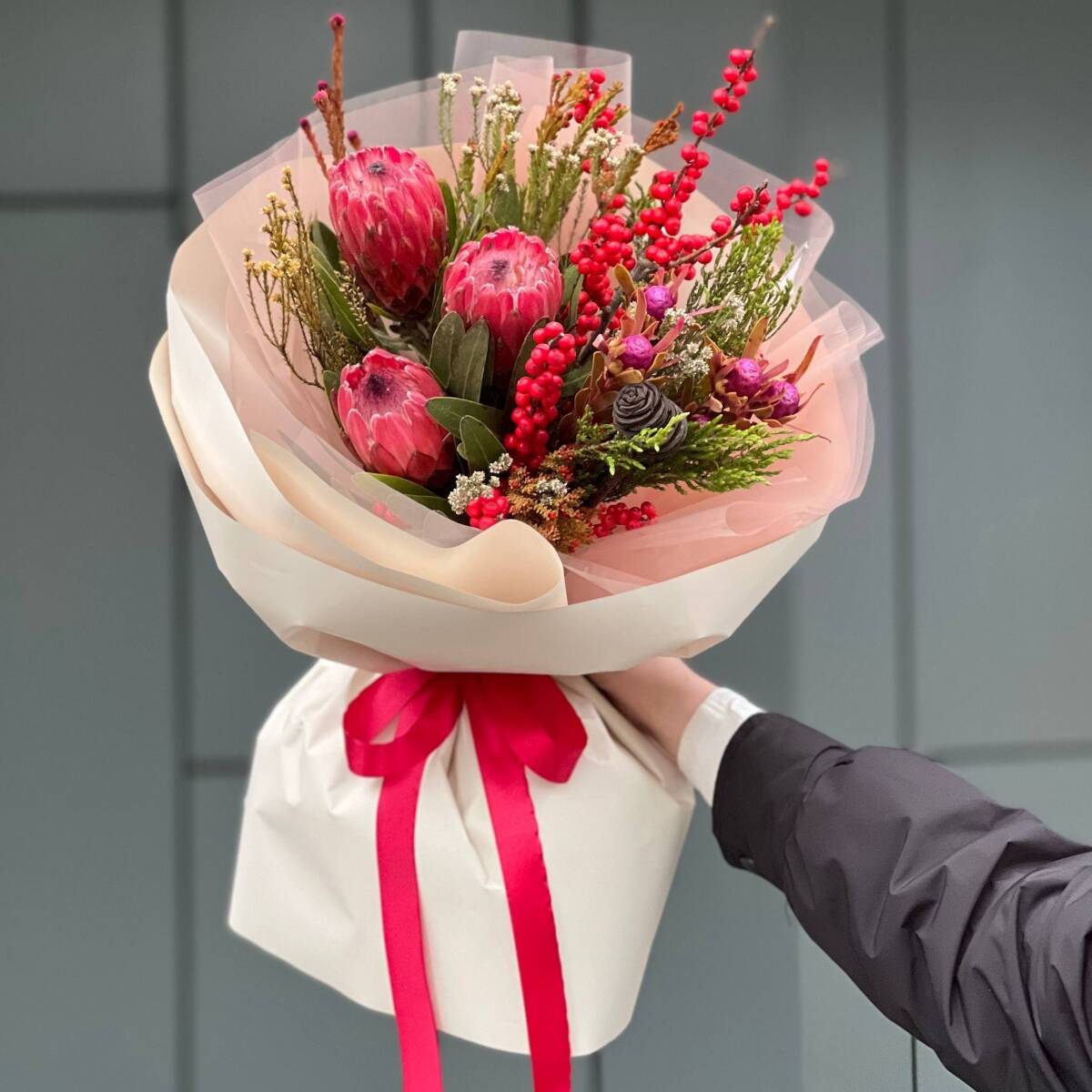 Букет Сафари Макси из протеи, илекса и зелени микс