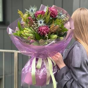 Букет Тайна Леса из артишока, хризантем Бигуди, эрингиума и зелени