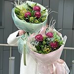 Букет Ветер перемен из хризантем Бигуди, артишока, скиммии и стифы