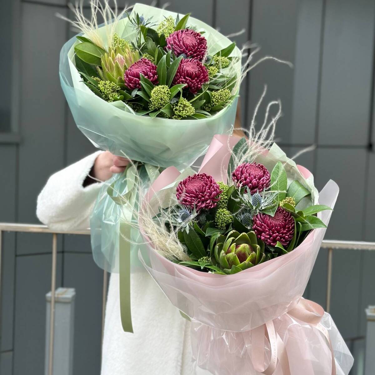 Букет Ветер перемен из хризантем Бигуди, артишока, скиммии и стифы