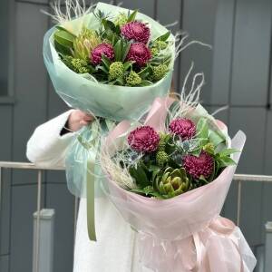Букет Ветер перемен из хризантем Бигуди, артишока, скиммии и стифы