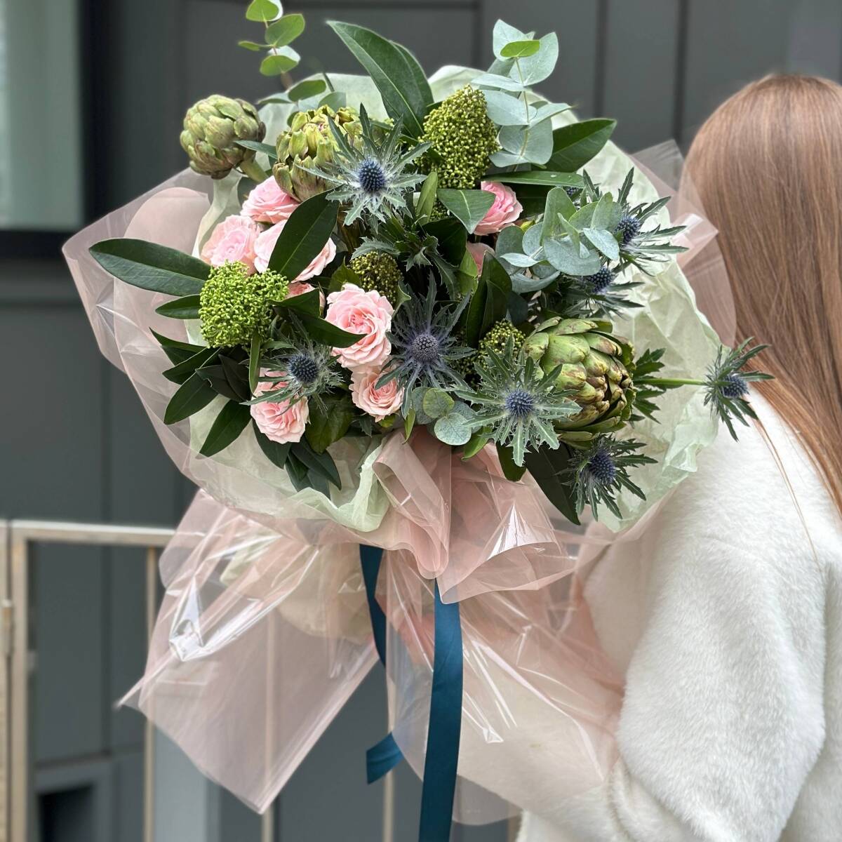 Букет Геометрия чувств из артишоков, роз, скиммии и эрингиума