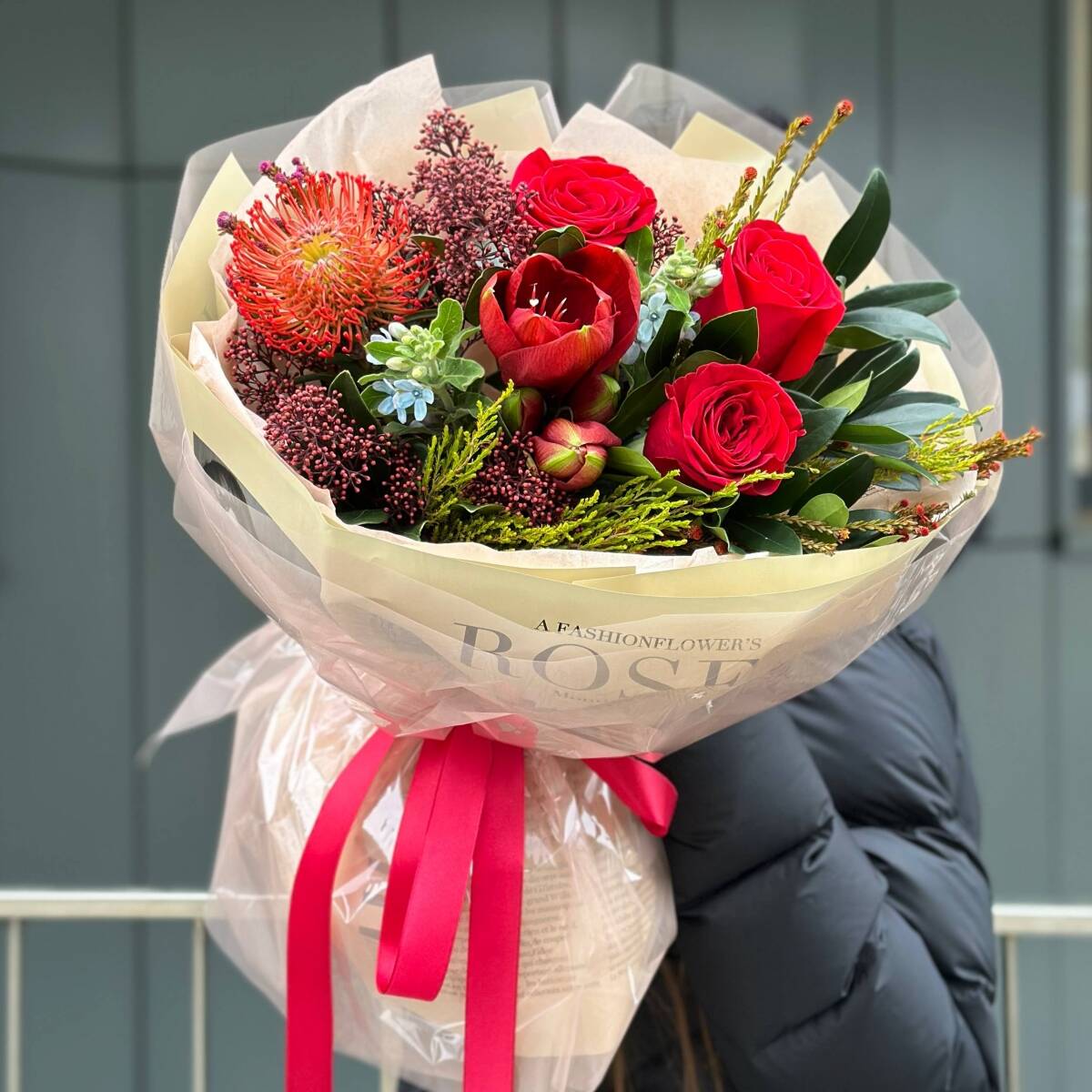 Букет Фейерверк Чувств из амариллиса, леукоспермума, роз, оксипеталума и зелени