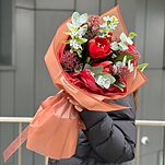 Букет Праздник Любви из амариллиса, скиммии, оксипеталума и эвкалипта