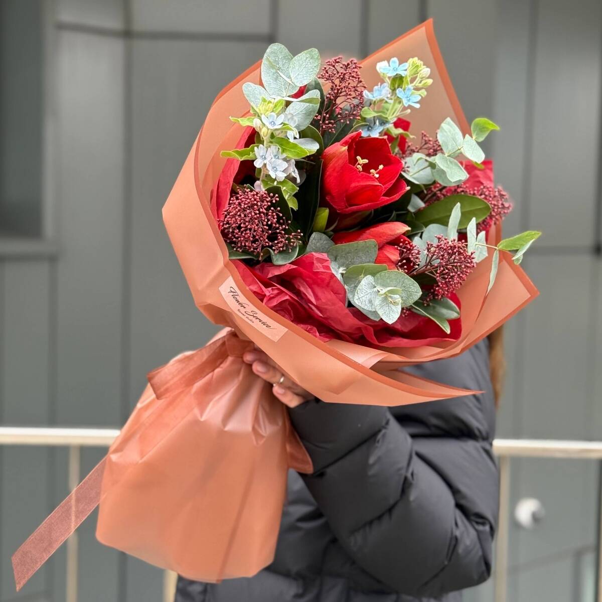 Букет Праздник Любви из амариллиса, скиммии, оксипеталума и эвкалипта