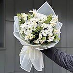 Букет Чувственное признание из хризантем, ирисов и скиммии