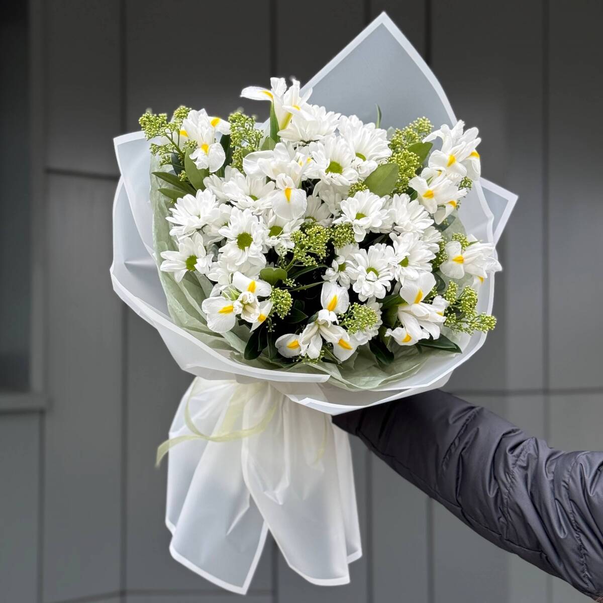 Букет Чувственное признание из хризантем, ирисов и скиммии