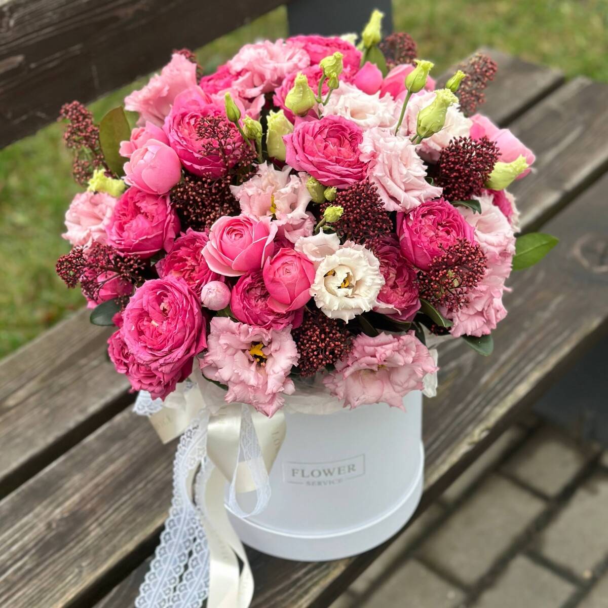 Композиция Ягодный Блюз из пионовидных роз, эустомы и скиммии