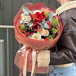 Букет Рубиновый Рассвет из амариллиса, роз, скиммии и илекса