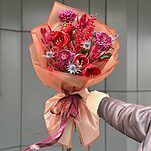 Букет Рябиновые Огни из амариллиса, хризантем Бигуди, илекса, эрингиума и леукодендрона