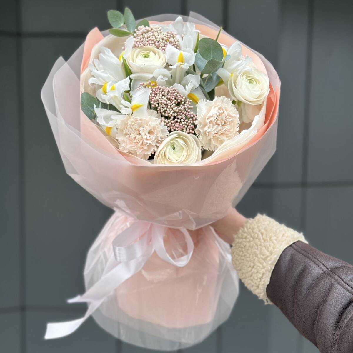 Букет Музыка Души из ранункулюсов, ирисов, озотамнуса и диантусов