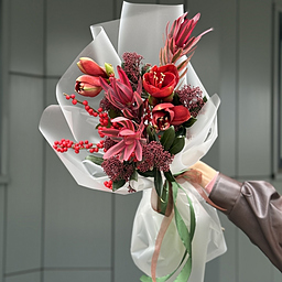 Букет Гренадин из амариллиса, леукодендрона, илекса и скиммии
