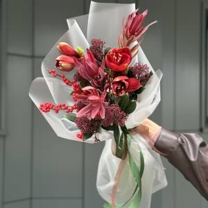 Букет Гренадин из амариллиса, леукодендрона, илекса и скиммии