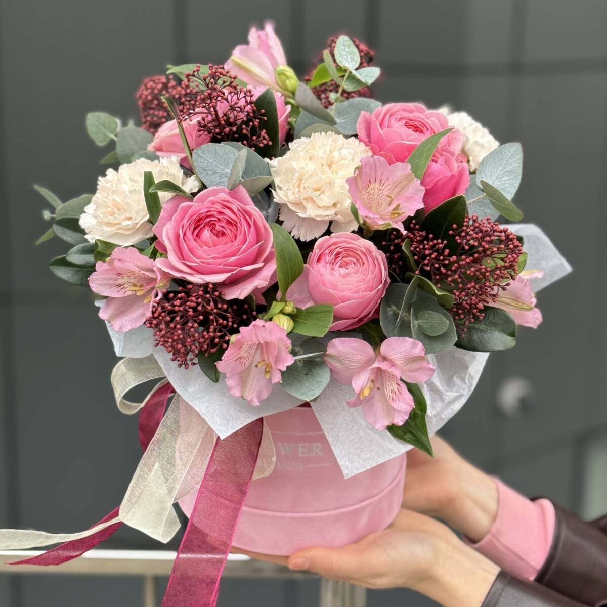 Композиция Этери из альстромерии, кустовой розы, скиммии, диантусов и эвкалипта