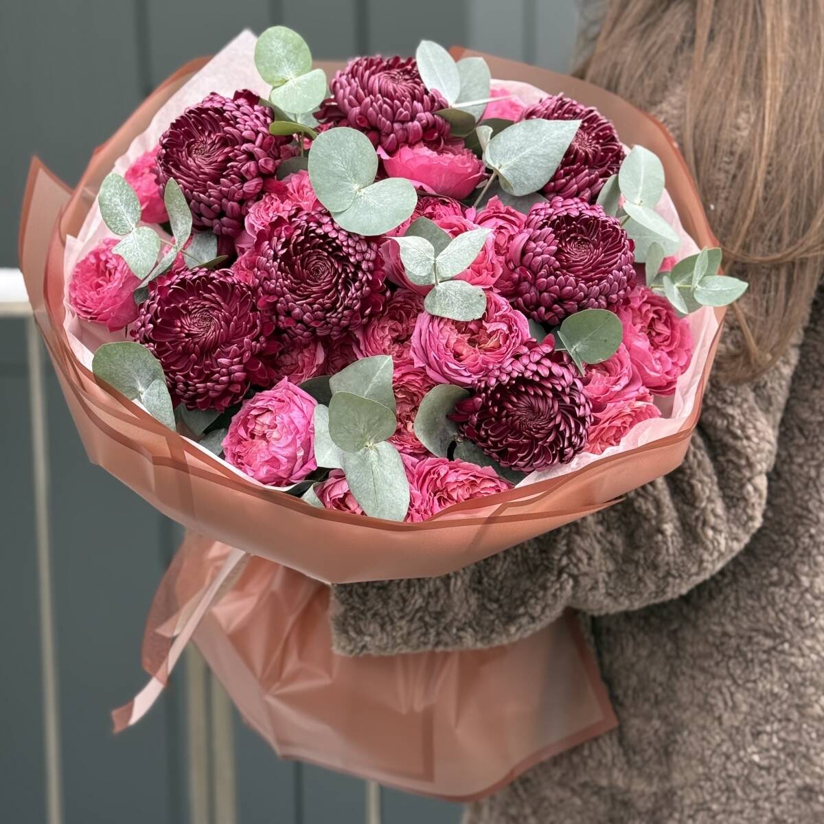 Букет Дамский Каприз из хризантем Бигуди и пионовидных роз