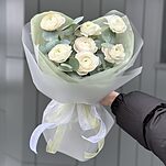 Букет Нежный Поцелуй из 7 ранункулюсов и эвкалипта