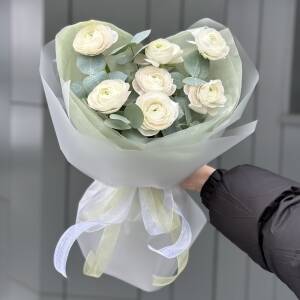 Букет Нежный Поцелуй из 7 ранункулюсов мини и эвкалипта