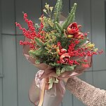 Букет Рубиновый Свет из нобилиса, амариллиса, илекса и зелени