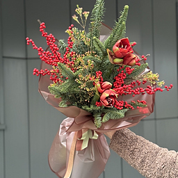 Букет Рубиновый Свет из нобилиса, амариллиса, илекса и зелени