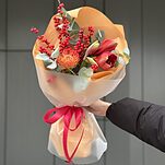 Букет Вулкан Любви из амариллиса, леукоспермума и илекса