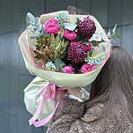 Букет Долина Грез из артишока, хризантем Бигуди, роз и оксипеталума