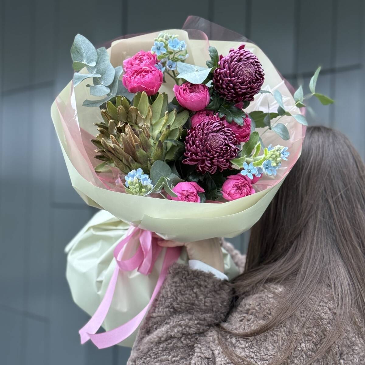 Букет Долина Грез из артишока, хризантем Бигуди, роз и оксипеталума