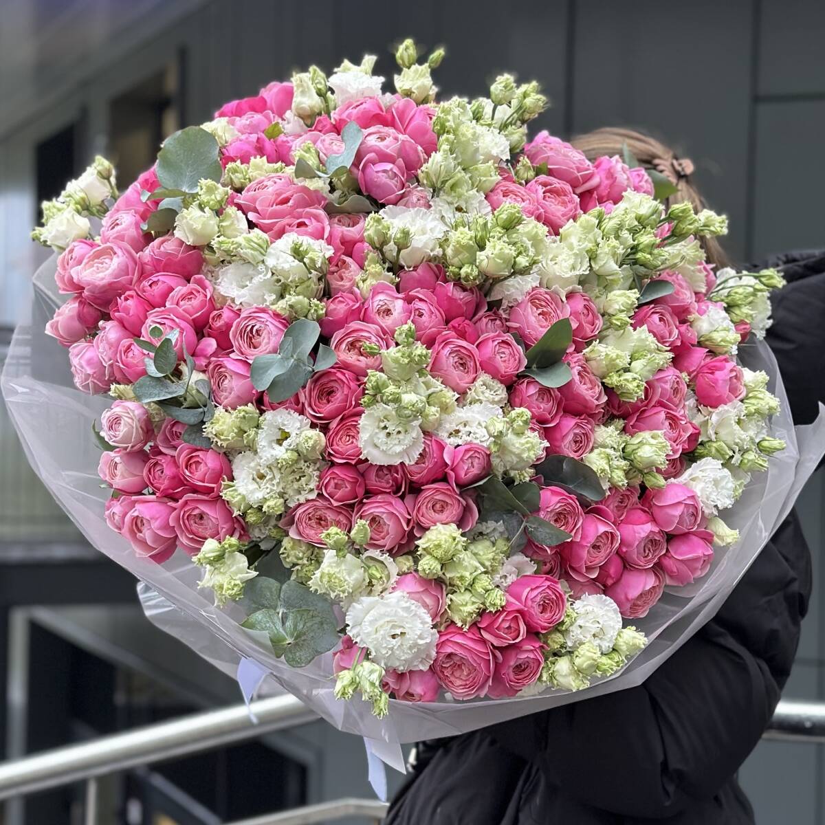 Букет Шанталь XXL из пионовидной кустовой розы сильвия пинк, эустомы и эвкалипта