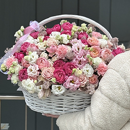 Композиция Праздничная роскошь из роз, эустомы, скиммии и гвоздик