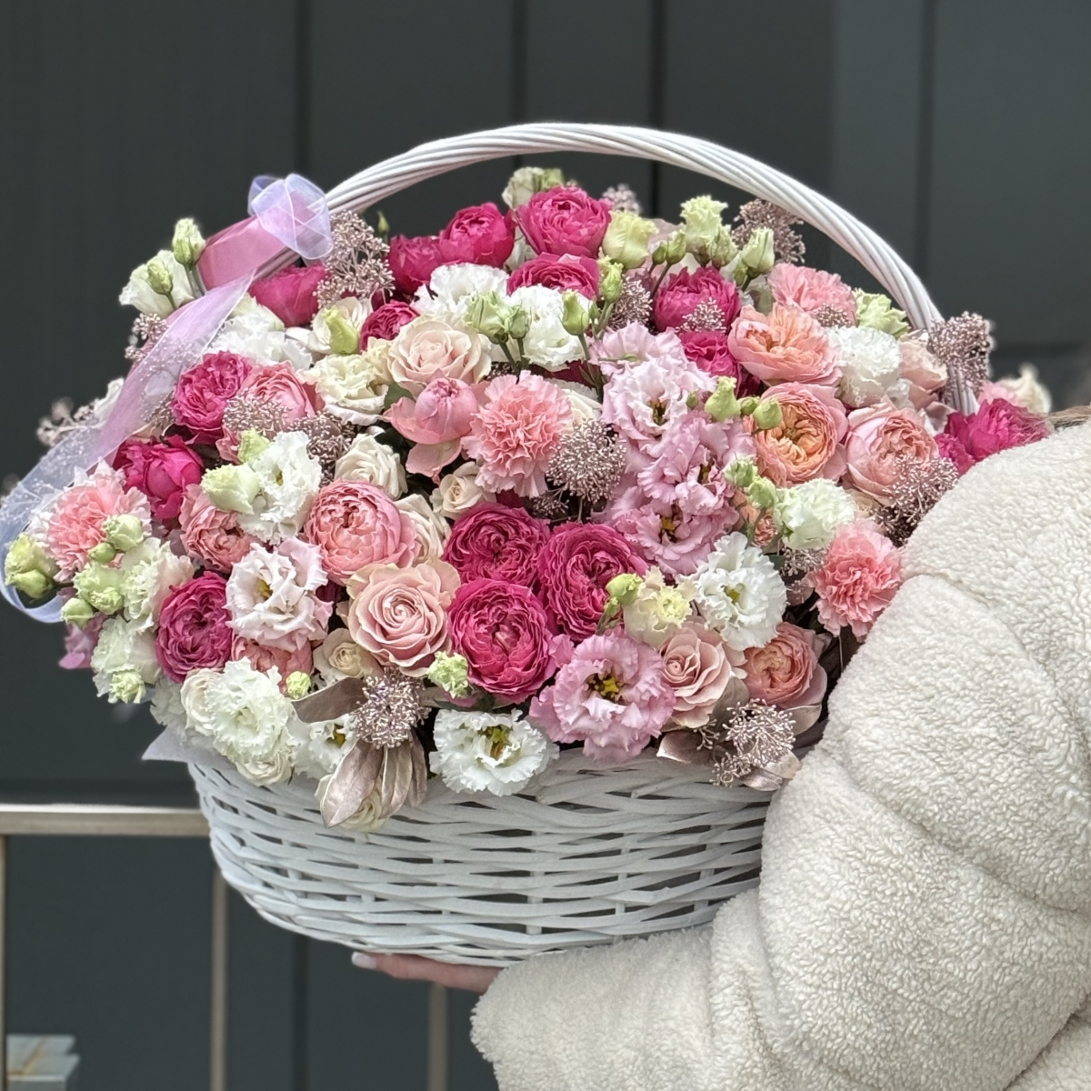 Композиция Праздничная роскошь из роз, эустомы, скиммии и гвоздик