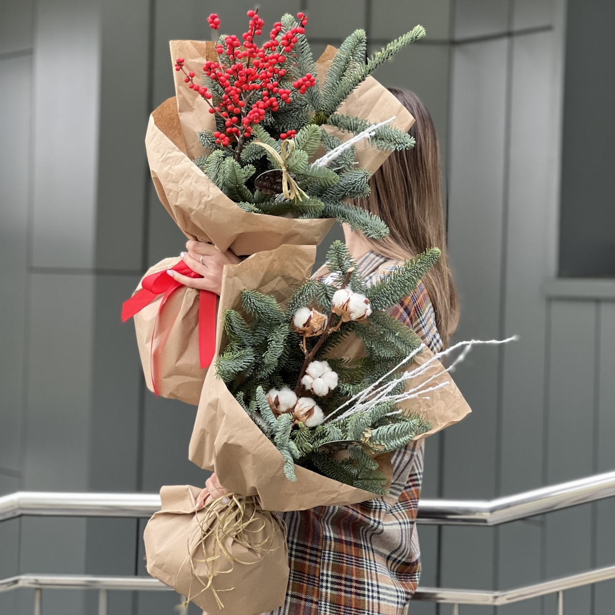 Букет Новогодняя суета из нобилиса и хлопка (или илекса)