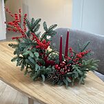 Композиция Зимний сон из нобилиса, илекса, свечей и зимнего декора