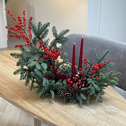 Композиция Зимний сон из нобилиса, илекса, свечей и зимнего декора