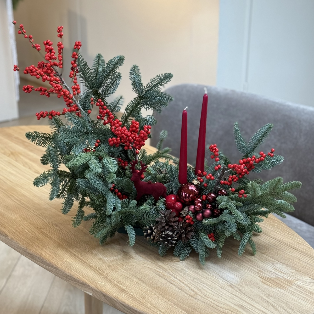 Композиция Зимний сон из нобилиса, илекса, свечей и зимнего декора