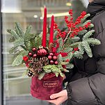 Коробка Зимний сон из нобилиса, илекса, свечей и зимнего декора